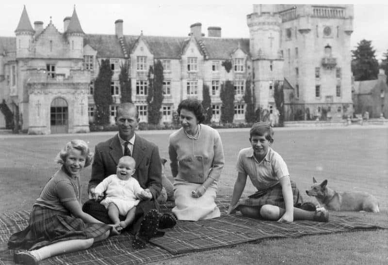 Balmoral-la-Regina-Elisabetta-con-il-marito-e-i-figli