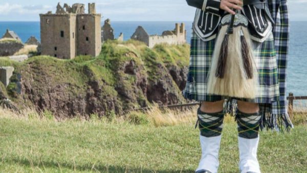 uomo con cornamusa e kilt scozzese