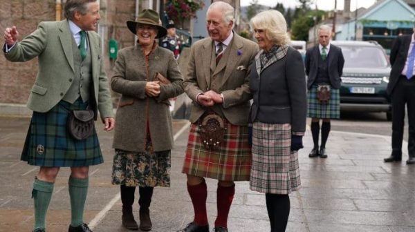 Re Carlo e Camilla indossano il kilt