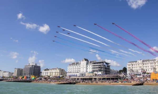 L'Eastbourne Airshow attira ogni estate migliaia di appassionati