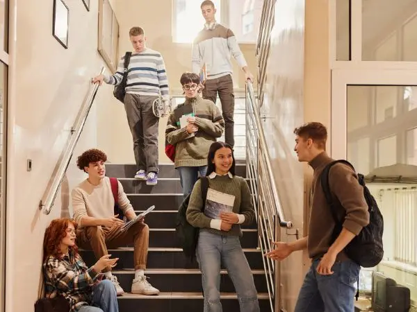 Studenti felici che parlano in corridoio