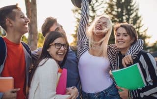 Come aiutare i genitori più apprensivi a sostenere i propri figli in partenza per una vacanza studio