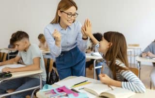 alunna-e-professoressa-si-battono-la-mano-allegramente
