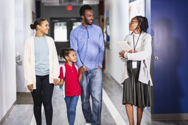 genitori-figlia-e-insegnante-parlano-del-viaggio-per-minori