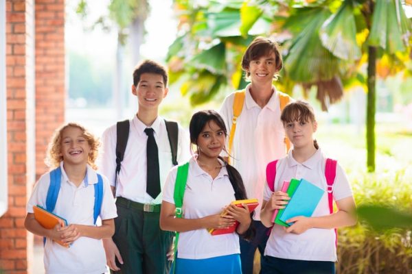 gruppo-ragazzi-e-bambini-summer-camp