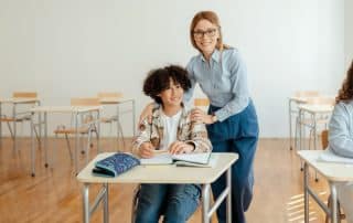 insegnante-e-alunno-in-classe