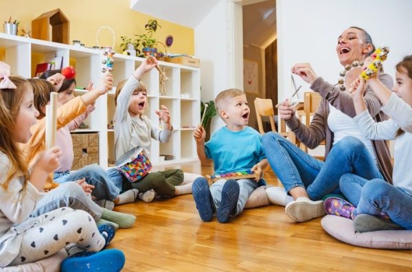 insegnante-usa-il-metodo-TPR