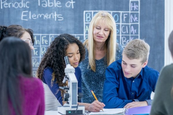 lezione-di-scienze-insegnate-e-alunni