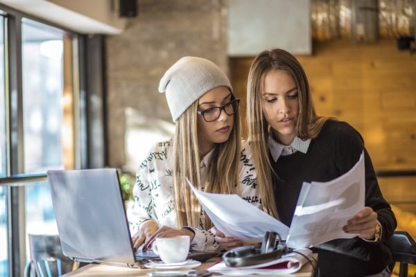 ragazze-lavorano-per-giornale-pcto