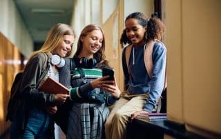 ragazze-ridono-insieme-a-scuola