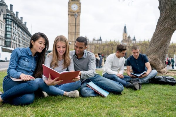 anno-allestero-studenti-studiano-insieme.