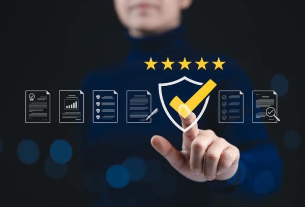 donna-che-tocca-il-certificato-di-controllo-di-qualita-sicurezza