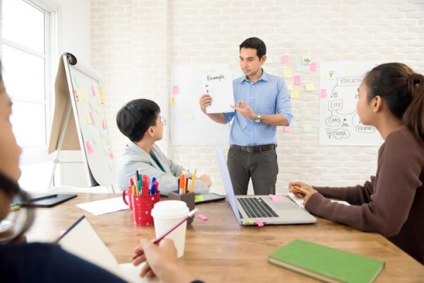 insegnante-dialoga-con-alunni-per-anno-al-estero