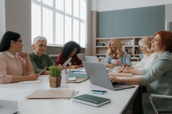 insegnanti-collaborano-insieme-per-organizzazione-anno-all-estero