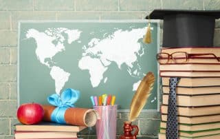 mappa-del-mondo-libri-cappello-scolastico-e-penne