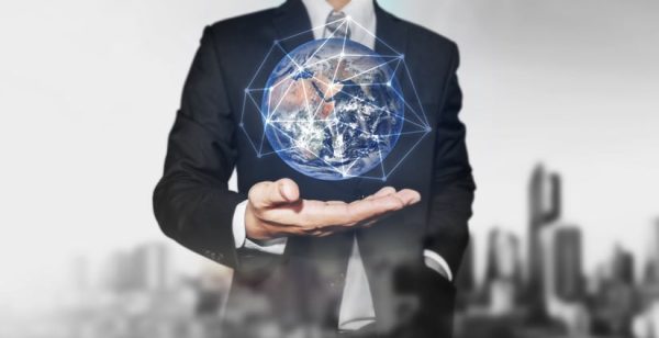 uomo-daffari-con-in-mano-mappamondo-reti-internazionali