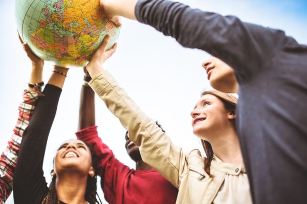 viaggiare-per-crescere-mappamondo-in-alto.