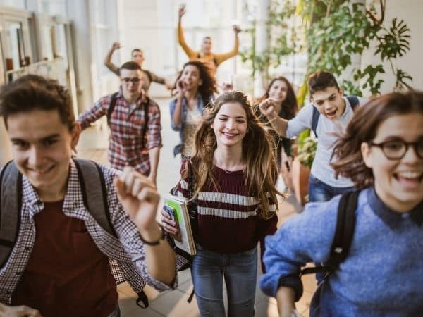 gruppo di amici dopo scuola