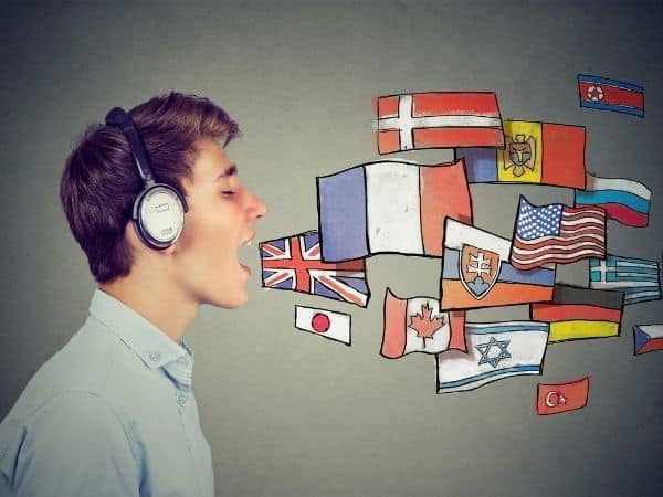 Giovane che impara lingue diverse