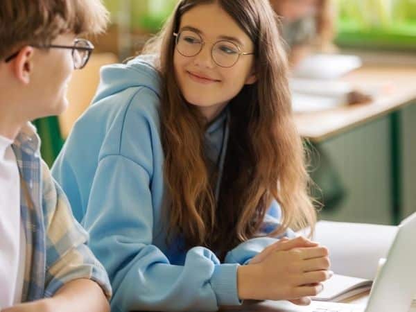 Giovane ragazza che sorride