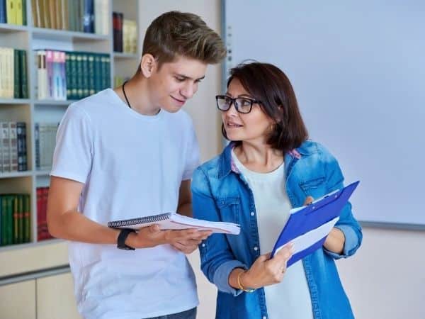 Studente che parla con l’insegnante