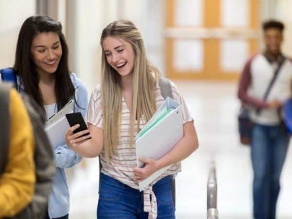 ragazze-a-scuola-ridono-insieme