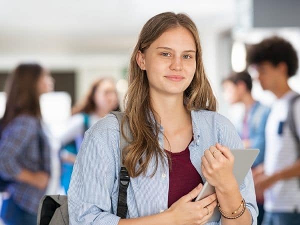 studentessa con i libri