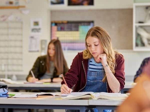 ragazza a classe